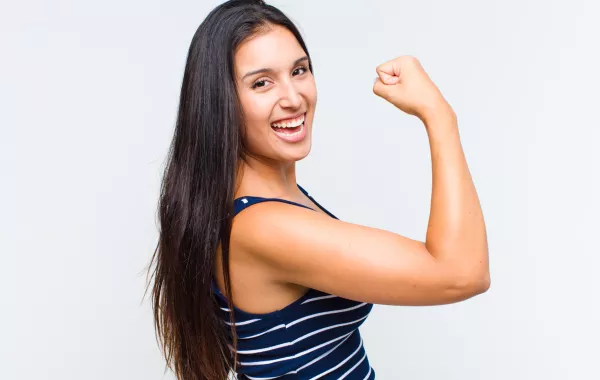 Autoconfianza: creer en ti misma cambia tu vida Cómo fortalecer tu seguridad interior y tomar decisiones con firmeza La autoconfianza es esa fuerza silenciosa que te permite avanzar, elegir, actuar, hablar, mostrarte. Es la creencia en tu capacidad para afrontar los desafíos de la vida, incluso cuando no tienes todas las respuestas o cuando sientes miedo. Una persona con autoconfianza no es quien lo tiene todo bajo control, sino quien sabe que puede confiar en sí misma pase lo que pase. Y aunque muchas veces parece que algunas nacen con ella y otras no, la verdad es que la autoconfianza se entrena, se construye y se fortalece cada día. En este artículo vamos a profundizar en qué significa realmente tener confianza en ti, cómo saber si la tienes debilitada, y qué pasos puedes seguir para reconectarte con tu poder interior. ¿Qué es la autoconfianza? La autoconfianza es la capacidad de confiar en tus decisiones, habilidades, intuición y valor personal, sin necesidad de aprobación constante ni miedo paralizante. Se manifiesta cuando: Tomas decisiones sin depender de lo que otros piensen Te atreves a probar cosas nuevas sin buscar la perfección Enfrentas errores sin hundirte en la culpa Te expresas con claridad, sin pedir permiso para existir Te sostienes a ti misma en los momentos difíciles No se trata de no tener dudas, sino de creer que puedes intentarlo, adaptarte y salir adelante. Señales de baja autoconfianza Muchas personas viven con una autoconfianza debilitada, aunque no siempre lo noten. Algunas señales comunes son: Postergar decisiones por miedo a equivocarse Buscar aprobación en todo lo que haces Sentirte incapaz de asumir retos Evitar hablar en público o expresar tu opinión Tener miedo constante al rechazo o la crítica Autoexigirte demasiado para sentirte “a la altura” Estas actitudes no significan que seas débil, sino que quizás has aprendido a dudar más de ti que a confiar. ¿Por qué a veces perdemos la autoconfianza? Las causas pueden ser muchas y tienen raíces emocionales y sociales: Críticas frecuentes en la infancia (“No puedes”, “Eres torpe”) Falta de reconocimiento o apoyo emocional Comparaciones con otras personas Fracasos no gestionados emocionalmente Traumas, bullying o experiencias de rechazo Perfeccionismo y miedo al error Es importante entender que la falta de autoconfianza no es algo permanente. Se puede recuperar, reconstruir y fortalecer. Beneficios de desarrollar tu autoconfianza Cuando te conviertes en tu propia fuente de seguridad, todo cambia: Tomas decisiones con más claridad y firmeza Te enfrentas a situaciones difíciles con más equilibrio Te expresas con libertad y autenticidad Aceptas el error como parte del proceso Te atreves a salir de tu zona de confort Disminuye la ansiedad, el miedo y la indecisión Te sientes más libre, más viva, más tú La autoconfianza no elimina el miedo, pero te da el coraje para seguir adelante a pesar de él. Cómo fortalecer tu autoconfianza cada día 1. Celebra tus logros Haz una lista de cosas que has superado, decisiones que tomaste, momentos donde fuiste valiente. No importa si parecen “pequeños”. Reconocer tus propios pasos te devuelve fuerza. 2. Deja de compararte La comparación constante debilita tu confianza. En lugar de mirar afuera, pregúntate: ¿Qué necesito yo? ¿Qué me hace bien a mí? ¿Qué puedo hacer hoy por mí? Tu camino es único. Nadie tiene tu historia, tus recursos ni tu ritmo. 3. Habla contigo como hablarías con alguien que amas Si cometes un error, no te destruyas. Di: “Estoy aprendiendo” “Me permito equivocarme” “Esto no me define” La autoconfianza crece con la compasión, no con la dureza. 4. Haz cosas nuevas aunque sientas miedo La confianza no aparece antes de actuar, aparece como consecuencia de actuar. Empieza con pasos pequeños. Cada vez que te enfrentas a lo desconocido, tu seguridad crece. 5. Rodéate de personas que crean en ti Evita ambientes donde constantemente te invalidan, te critican o te hacen dudar de ti. Las personas que te motivan, te respetan y te impulsan son clave para fortalecer tu confianza. 6. Cuida tu postura y tu cuerpo El lenguaje corporal también comunica confianza. Camina erguida, respira profundo, mira a los ojos. El cuerpo y la mente están conectados: una postura segura transmite y genera seguridad. 7. Aprende de los errores sin castigo Cuando fallas, no te rindas ni te insultes. Pregúntate: ¿Qué puedo aprender de esto? ¿Qué haría diferente la próxima vez? Los errores son maestros, no enemigos. Visualiza tu versión más segura Imagina cómo sería tu vida si confiaras más en ti. ¿Qué decisiones tomarías? ¿Qué cosas harías sin miedo? Haz este ejercicio de visualización cada día. Poco a poco, esa versión empieza a manifestarse en tu vida real. Conclusión La autoconfianza no es un don mágico. Es una práctica diaria de conexión contigo, de respeto por tus decisiones, de amor por tu proceso. No necesitas ser perfecta para confiar en ti. Solo necesitas reconocer tu valor, sostenerte con firmeza y seguir avanzando a pesar de las dudas. Tú puedes. Siempre has podido. Solo necesitas recordarlo.